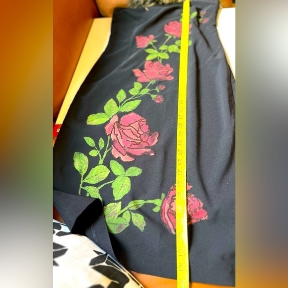 Elegant black strapless dress with red roses trim - Picture 7 of 10